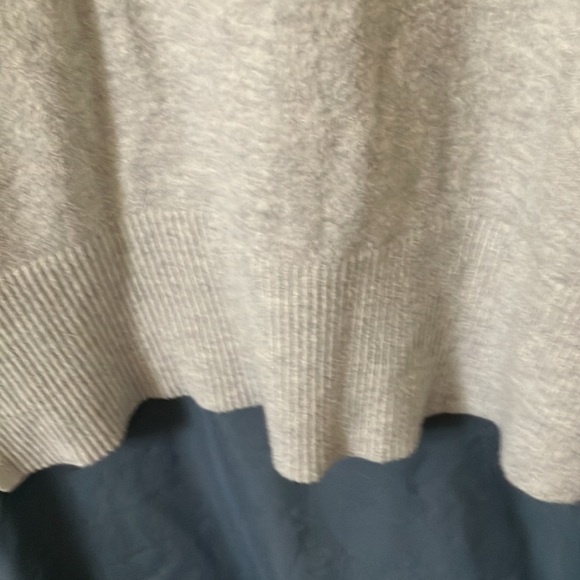 Banana Republic- Grayish/Whitish V-neck High/Low sweater- oversized- S - Picture 13 of 16